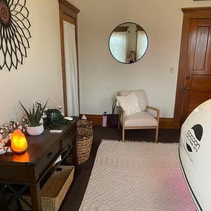 The calm pod room at Harbor Light, with an armchair, a salt lamp and the Cocoon pod